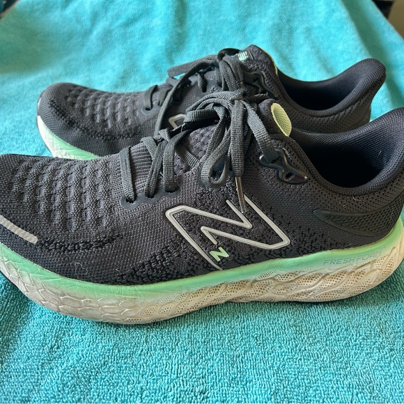 New Balance Fresh Foam X 1080 V12- sz 8.5 - Picture 2 of 4